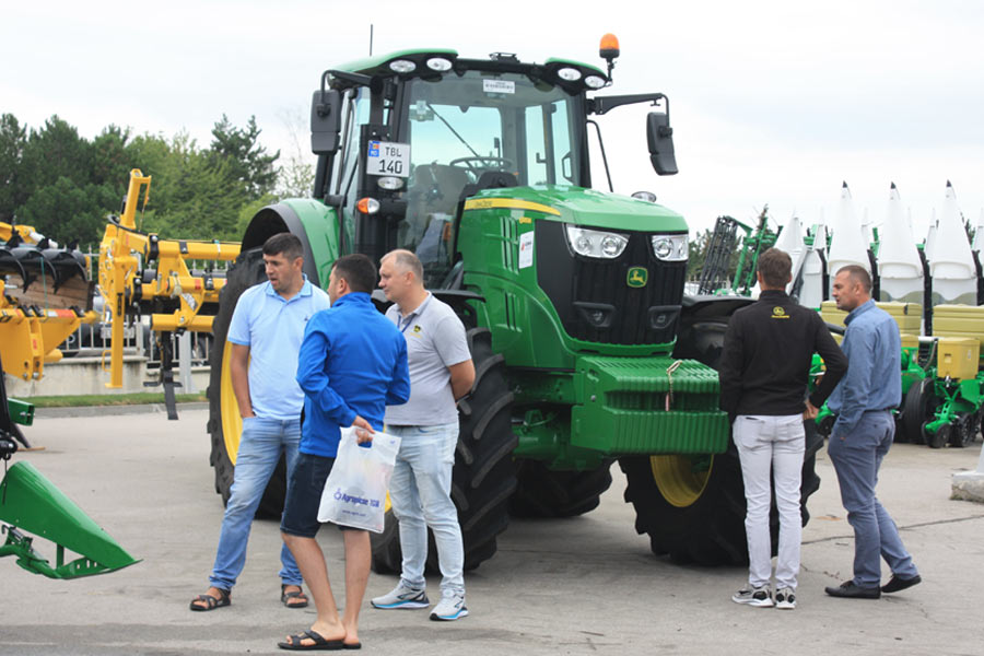 Fermierilor din zona centrală a Moldovei a fost prezentată tehnica John Deere